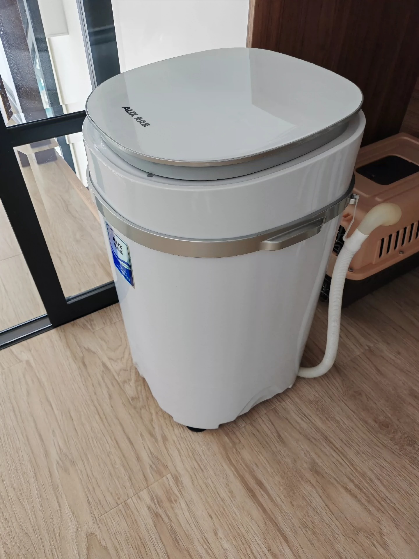 AUX奥克斯，洗衣机&洗鞋机一体小型家庭洗衣机，自带蓝光消毒杀菌除臭功能。 简介： 1、绝对个人闲置，正品9.5层新（几乎全新），没洗过鞋，只洗过衣服，使用频率